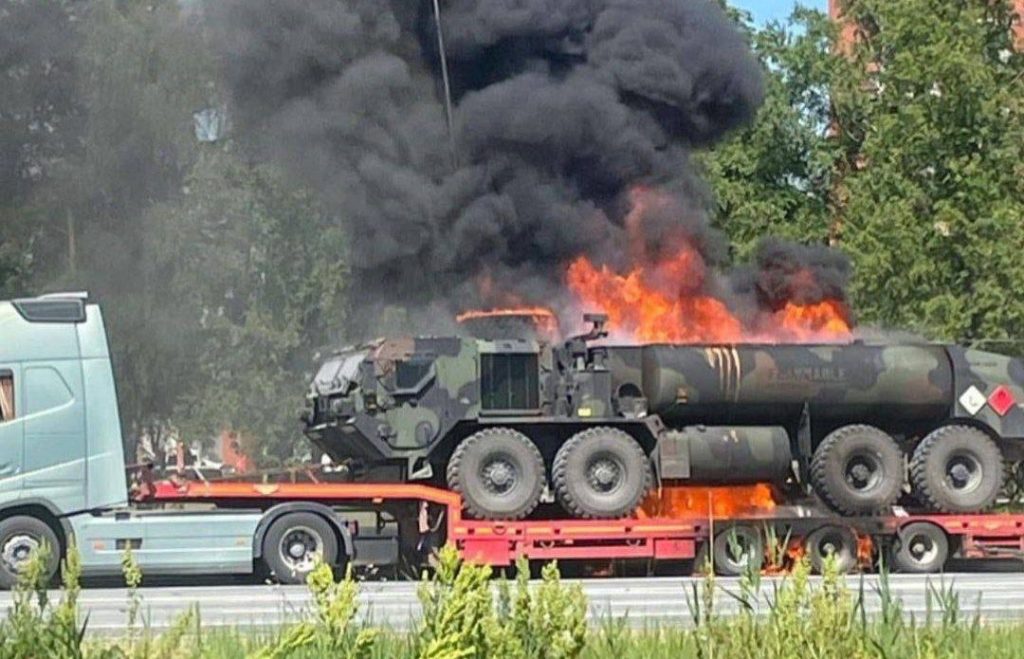 Λετονιά: Φωτιά σε κονβόι που μετέφερε εξοπλισμό του ΝΑΤΟ (βίντεο)