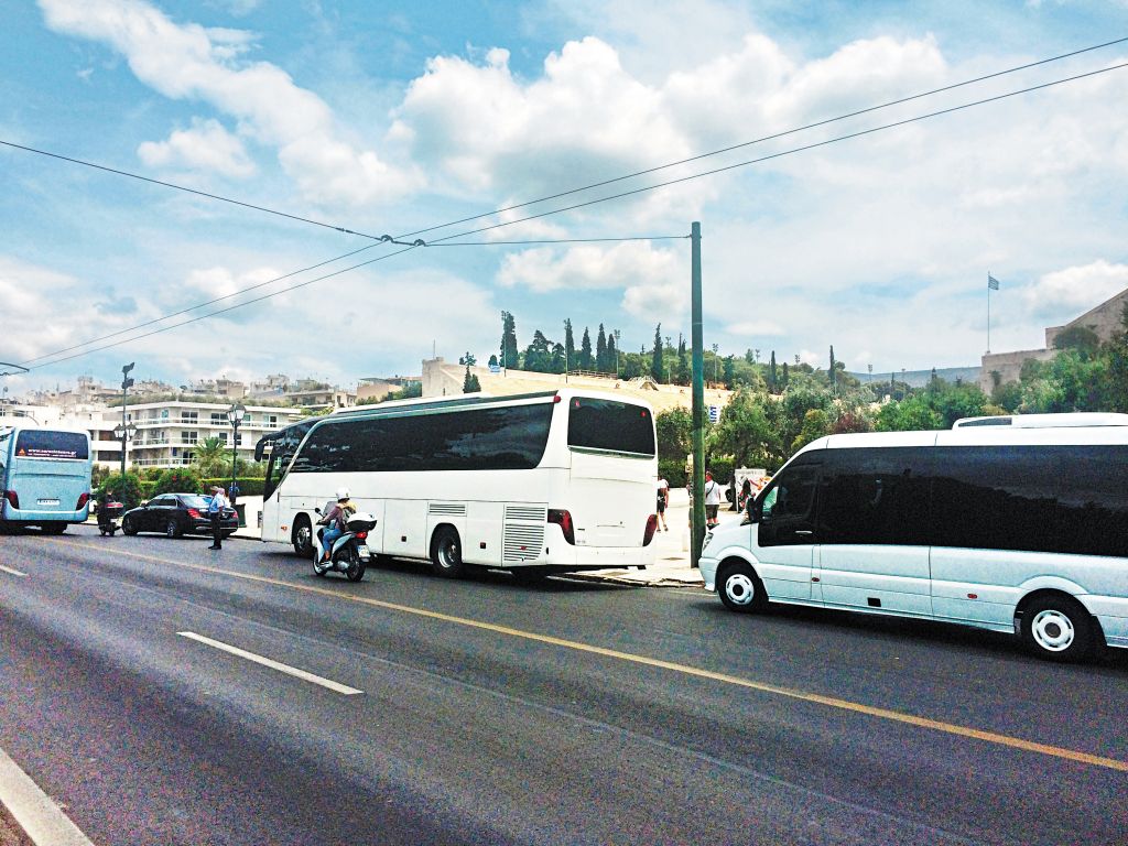 Δ.Αθηναίων: Τα 11 νέα σημεία στάθμευσης για τα τουριστικά λεωφορεία – Οι ώρες
