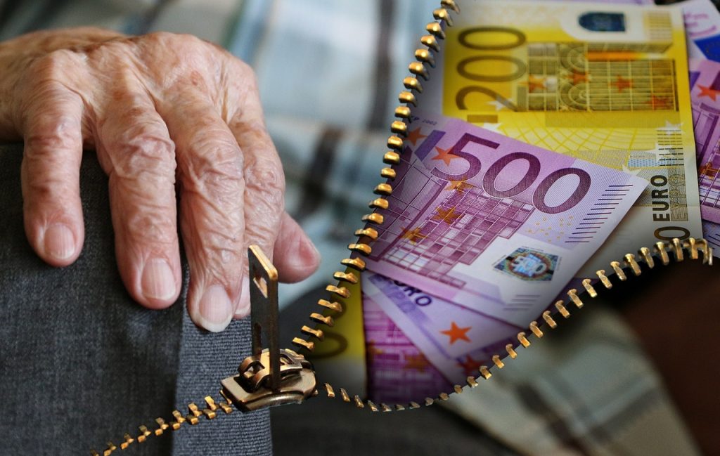 Η ΑΑΔΕ θα «ξεσκονίσει» τους συνταξιούχους – Στο στόχαστρο οι… «ξεχασιάρηδες» που πήραν αναδρομικά