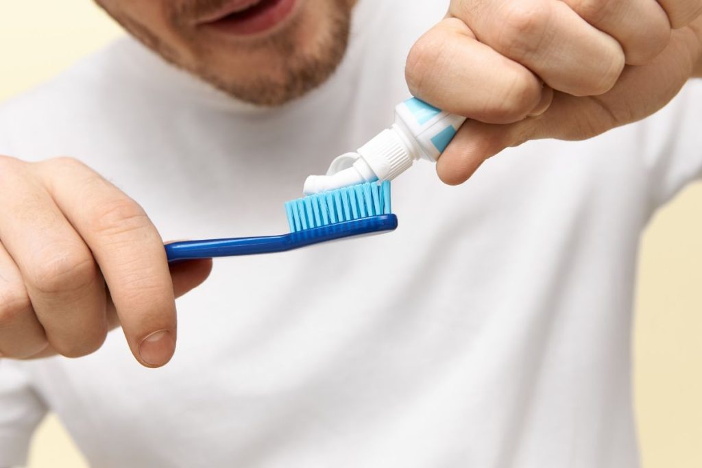 Βάζεις νερό στην οδοντόβουρτσά σου πριν βουρτσίσεις τα δόντια σου; – Δες γιατί πρέπει να το σταματήσεις