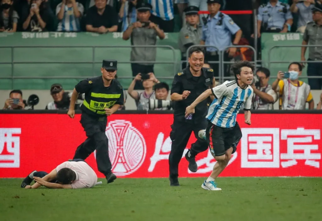 Κινέζος οπαδός του Μέσι εισέβαλε στον αγωνιστικό χώρο και διέκοψε τον αγώνα με την Αυστραλία