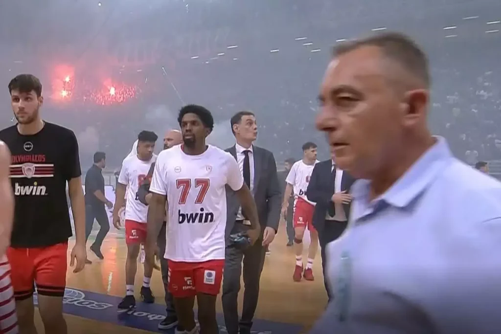 Παναθηναϊκός-Ολυμπιακός: Ο Γ.Μπαρτζώκας έστειλε φιλιά κατά την αποχώρησή του από το παρκέ (βίντεο)