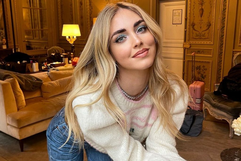 H Κιάρα Φεράνι προκαλεί ξανά: Ποζάρει τόπλες – Φορώντας μόνο ένα εσώρουχο (φώτο)