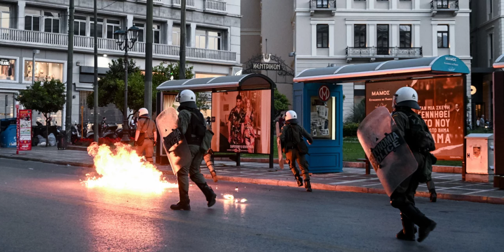 Πορείες διαμαρτυρίας σε Αθήνα και Θεσσαλονίκη για το ναυάγιο στην Πύλο – Κατέληξαν σε μολότοφ