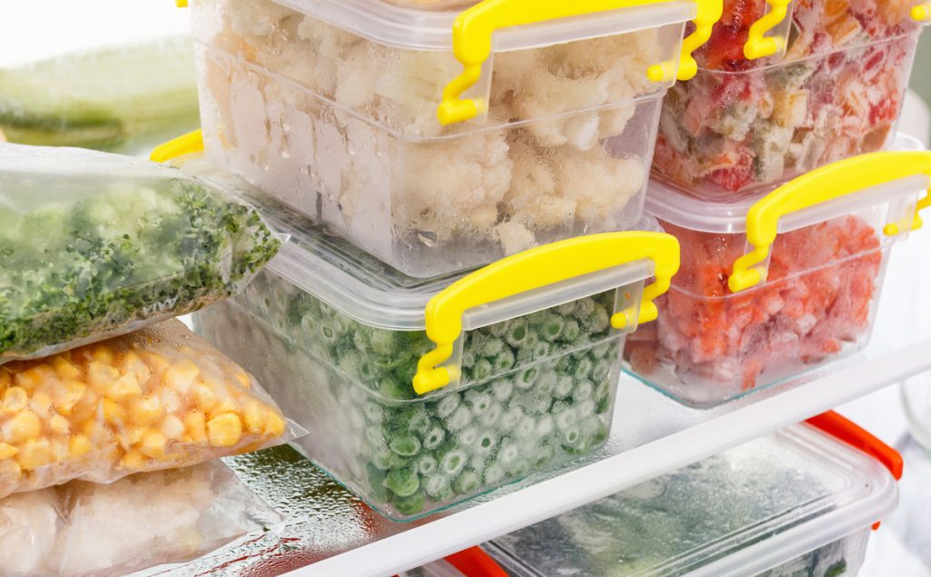 Οι 5 τύποι τροφίμων που πρέπει μάλλον να πετάξετε από την κατάψυξή σας