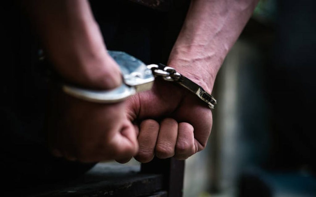 Χειροπέδες σε σωφρονιστικό υπάλληλο – Κατηγορείται ότι διακινούσε ναρκωτικά μέσα στη φυλακή