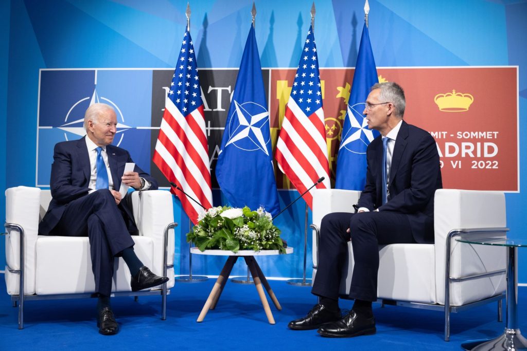 Τ.Μπάιντεν: Ζήτησε από τον Γ.Στόλτενμπεργκ να παραμείνει στη θέση του για έναν ακόμη χρόνo