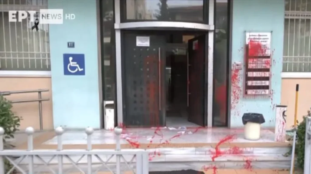 Θεσσαλονίκη: Πέταξαν μπογιές και τρικάκια στη διεύθυνση αλλοδαπών και μετανάστευσης