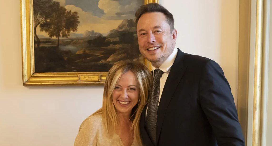 «Γοητευμένη» η Τ.Μελόνι από τον Ε.Μασκ: Αγκαλιές και χαμόγελα στη συνάντηση τους στη Ρώμη (φωτο και βίντεο)