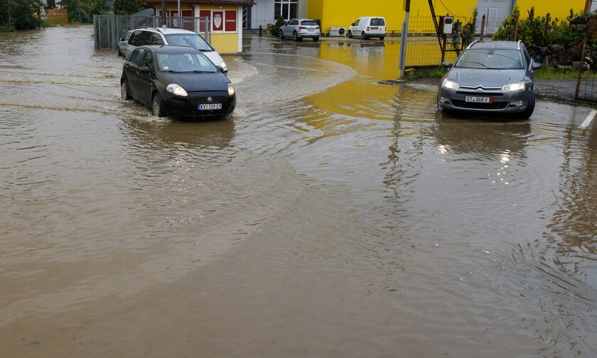 Πλημμύρες σε Σερβία και Βοσνία μετά από καταρρακτώδεις βροχές – Απομακρύνουν τους ανθρώπους από τα σπίτια τους