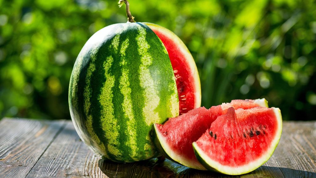 Αυτός είναι ο λόγος που πρέπει να σηκώνετε πάντα ένα καρπούζι πριν το αγοράσετε