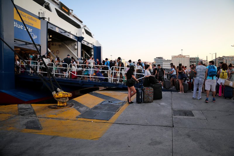 Η κακοκαιρία δεν σταματά τους ταξιδιώτες – Φεύγουν για διακοπές παρά την επιδείνωση του καιρού