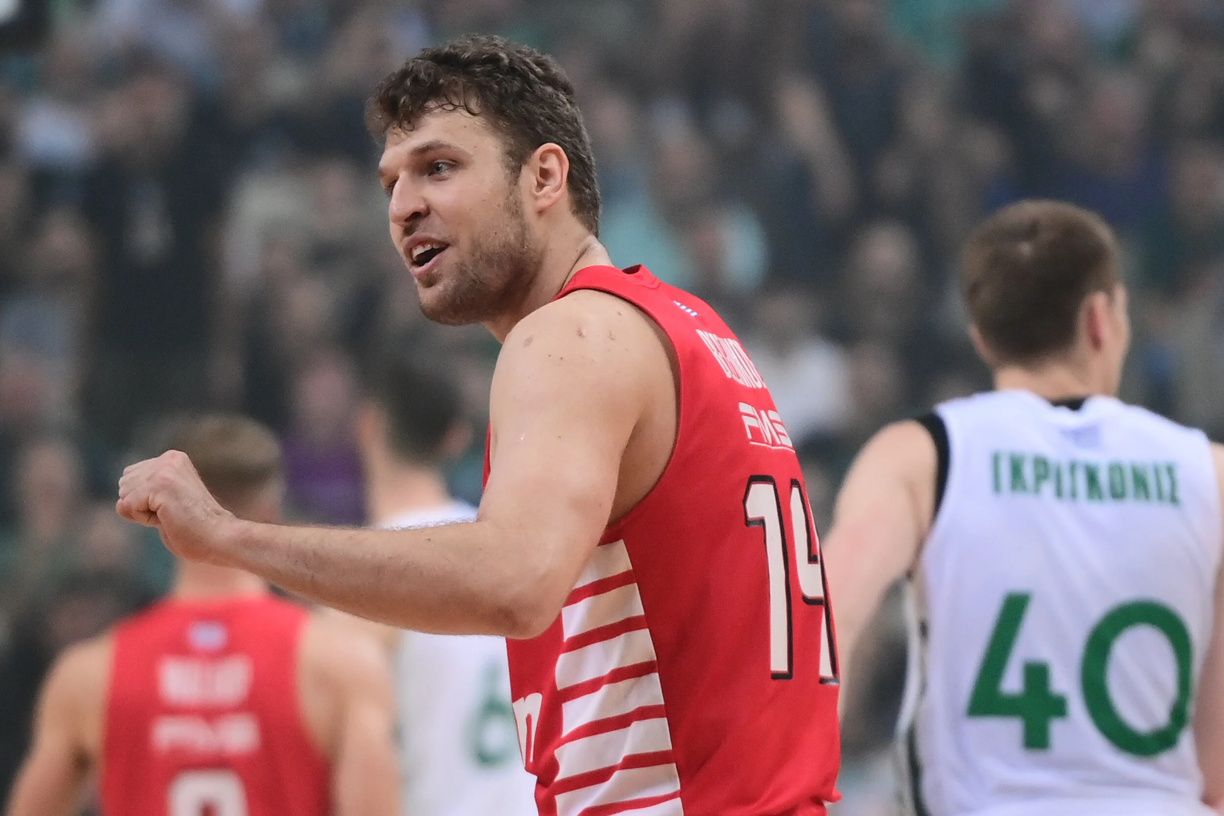 Basket League: Πρωταθλητής ο Ολυμπιακός μετά την οριστική διακοπή στο ΟΑΚΑ – Επεισόδια με οπαδούς του Παναθηναϊκού και ΜΑΤ