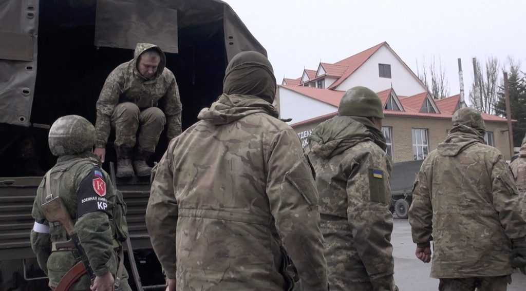 Βίντεο: Ουκρανοί παραδόθηκαν κατά δεκάδες στους Ρώσους στο νότιο Ντονέτσκ