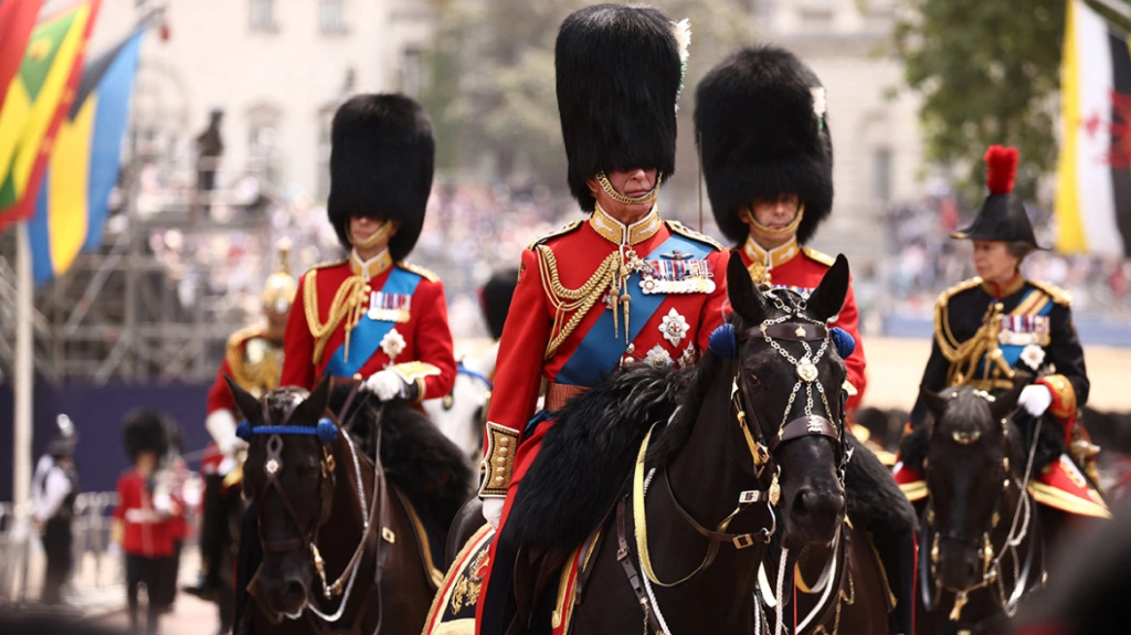 Βρετανία: Έφιππος ο Βασιλιάς Κάρολος Γ’ στη στρατιωτική παρέλαση για τα γενέθλιά του (φώτο-βίντεο)