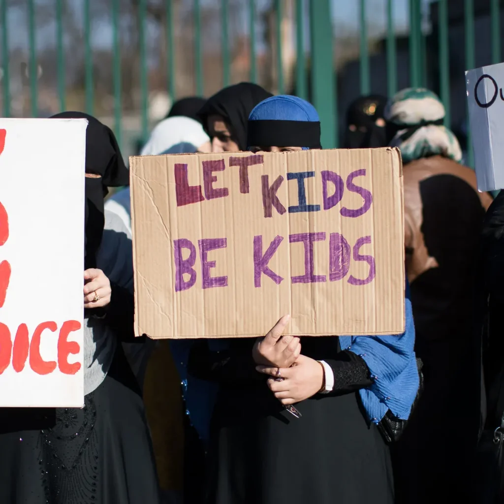 Μουσουλμάνοι κατά ΛΟΑΤΚΙ: «Αφήστε τα παιδιά μας ήσυχα» (βίντεο)