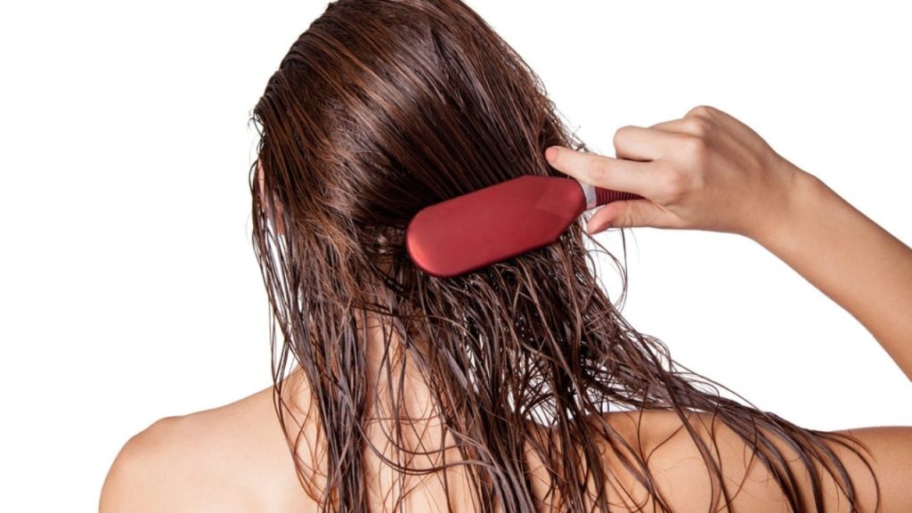 Αυτά είναι τα τρία λάθη που πρέπει να σταματήσετε να κάνετε όταν έχετε βρεγμένα μαλλιά