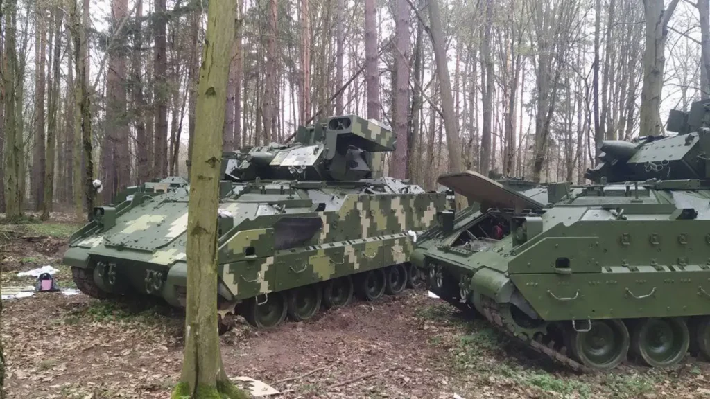 Ουκρανικό M2A2 Bradley διαλύεται από βολή του ρωσικού πυροβολικού