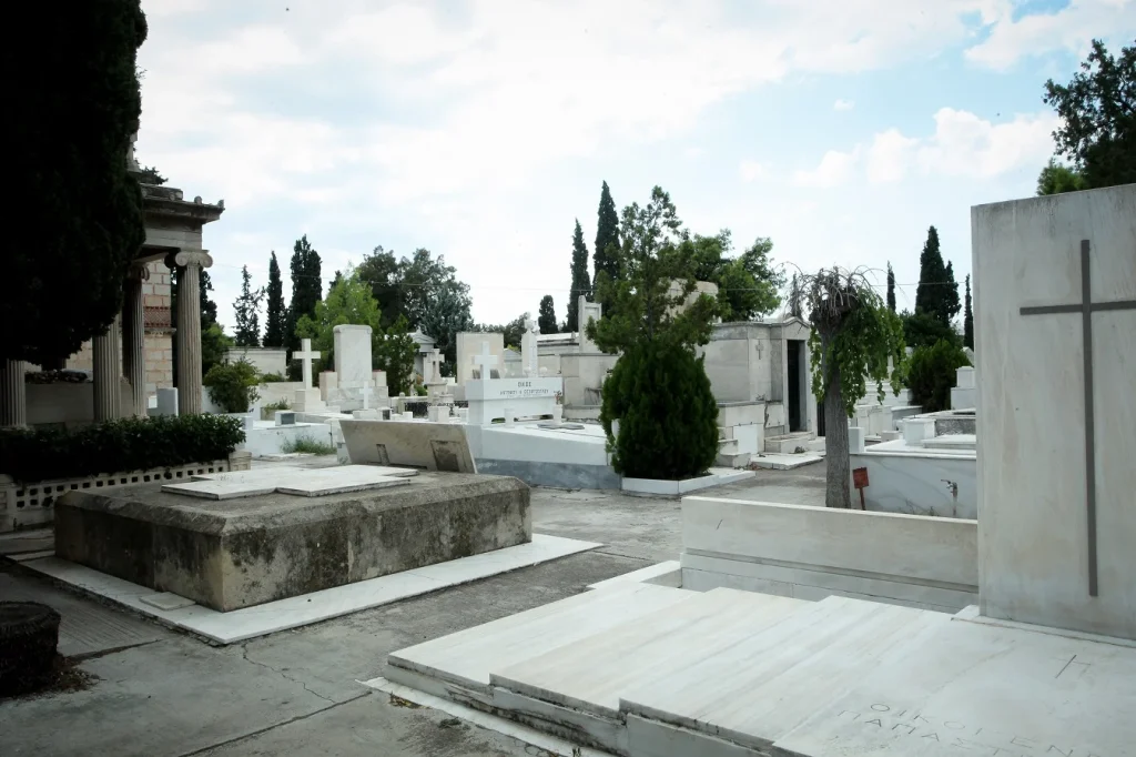 Απίστευτο περιστατικό στην Πάτρα: Άνοιξαν τον τάφο της μητέρας τους και… δεν υπήρχε μέσα