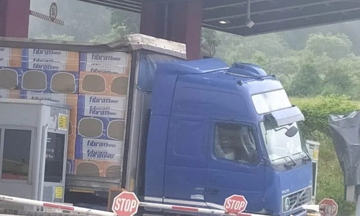 Τροχαίο ατύχημα στην Εγνατία: Νταλίκα έπεσε σε σταθμό διοδίων (βίντεο)