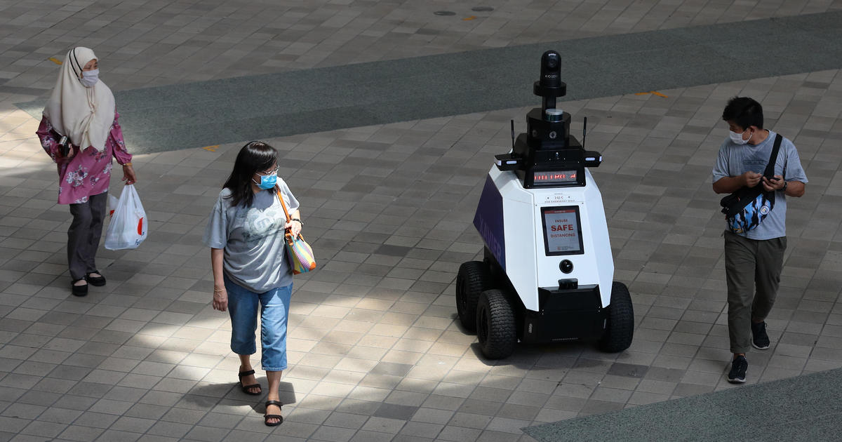 Στην Σιγκαπούρη βγήκαν στους δρόμους οι πρώτοι «Robocops» για την αντιμετώπιση της… τρομοκρατίας (βίντεο)
