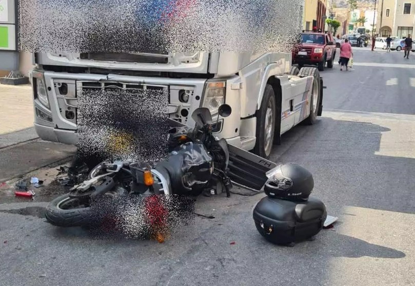 Σύρος: Σφοδρή σύγκρουση μηχανής με νταλίκα – Ένας νεκρός