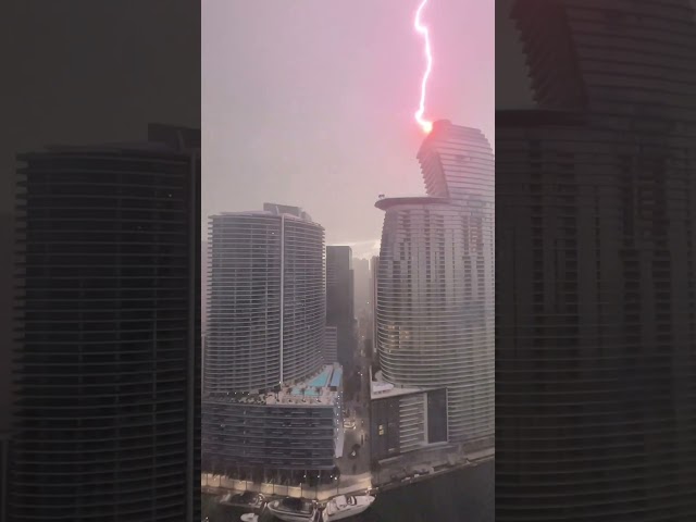 Συγκλονιστικό βίντεο: Η στιγμή που κεραυνός χτυπάει ουρανοξύστη