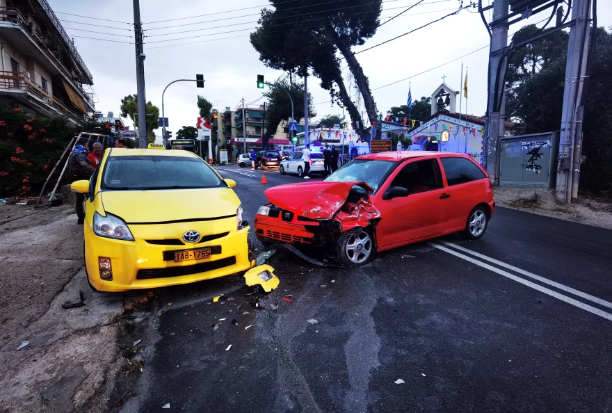Σφοδρή σύγκρουση ΙΧ με ταξί στο Μενίδι – Ένας τραυματίας (φώτο)