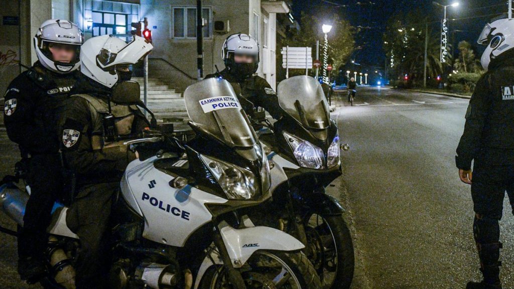 Αστυνομικός παρασύρθηκε από μοτοσικλέτα στα Εξάρχεια – Σε κατάσταση μέθης ο οδηγός