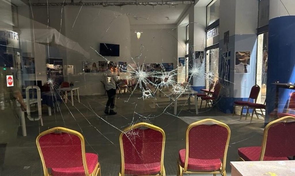 Κουκουλοφόροι έσπασαν το εκλογικό γραφείο της ΝΔ στον Βόλο (φωτό)