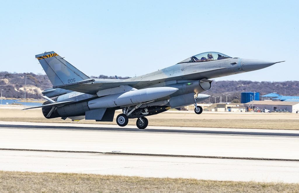 Επιστρέφει στην Ελλάδα το πρώτο αναβαθμισμένο F-16 VIPER – Είχε υποβληθεί σε εντατικές δοκιμές στις ΗΠΑ