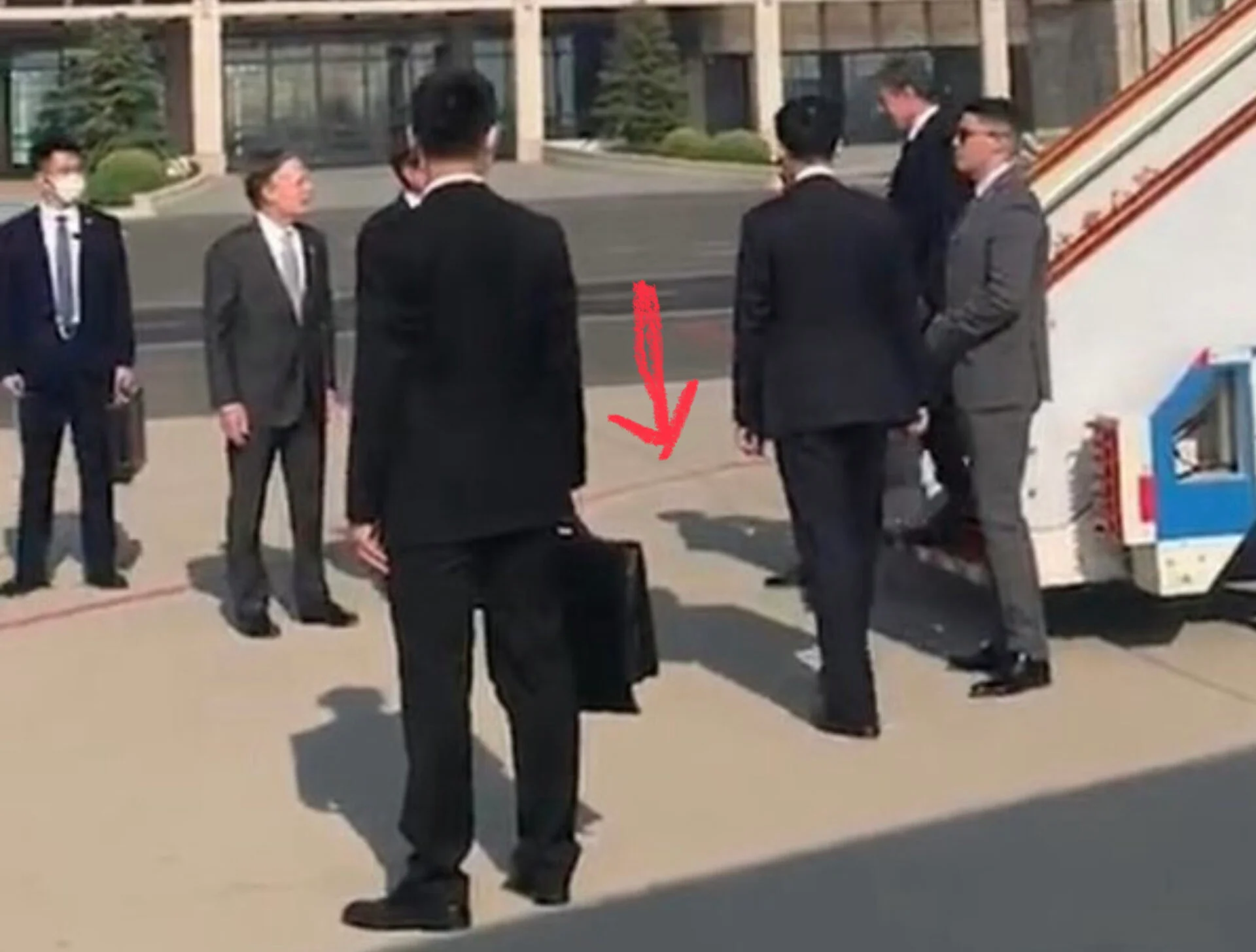 Απίστευτη η υποδοχή των Κινέζων στον Αμερικανό ΥΠΕΞ Α.Μπλίνκεν: Αντί για κόκκινο χαλί είχαν μια κόκκινη γραμμή στο έδαφος!