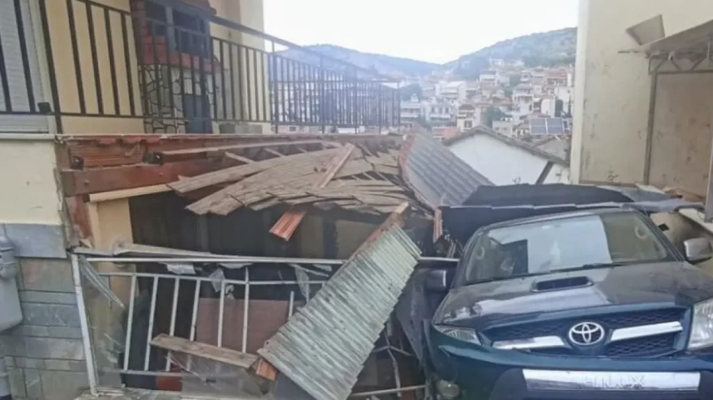 Θεσσαλονίκη: Αυτοκίνητο «μπούκαρε» σε αυλή σπιτιού στο Ασβεστοχώρι (φωτο)