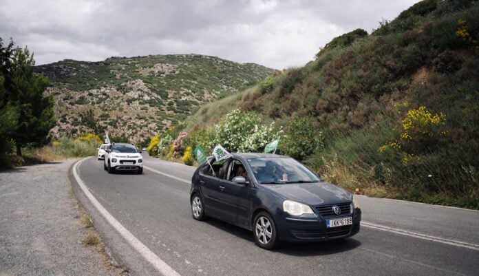 Ν.Ανδρουλάκης: Αυτοκίνητα με σημαίες του ΠΑΣΟΚ τον συνόδευσαν στην περιοδεία του