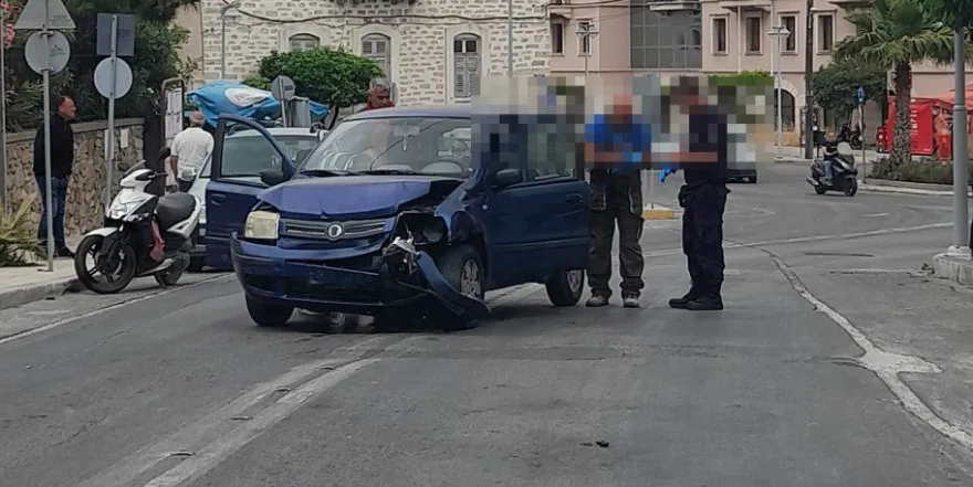 Σύρος: Άνδρας οδηγούσε αιμόφυρτος για να πάει στο νοσοκομείο και έπεσε πάνω σε δύο αμάξια και μία μηχανή