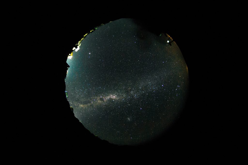 Διάστημα: Εντοπίστηκε η πρώτη μαύρη τρύπα που είναι το φεγγάρι μιας μεγαλύτερης (βίντεο)