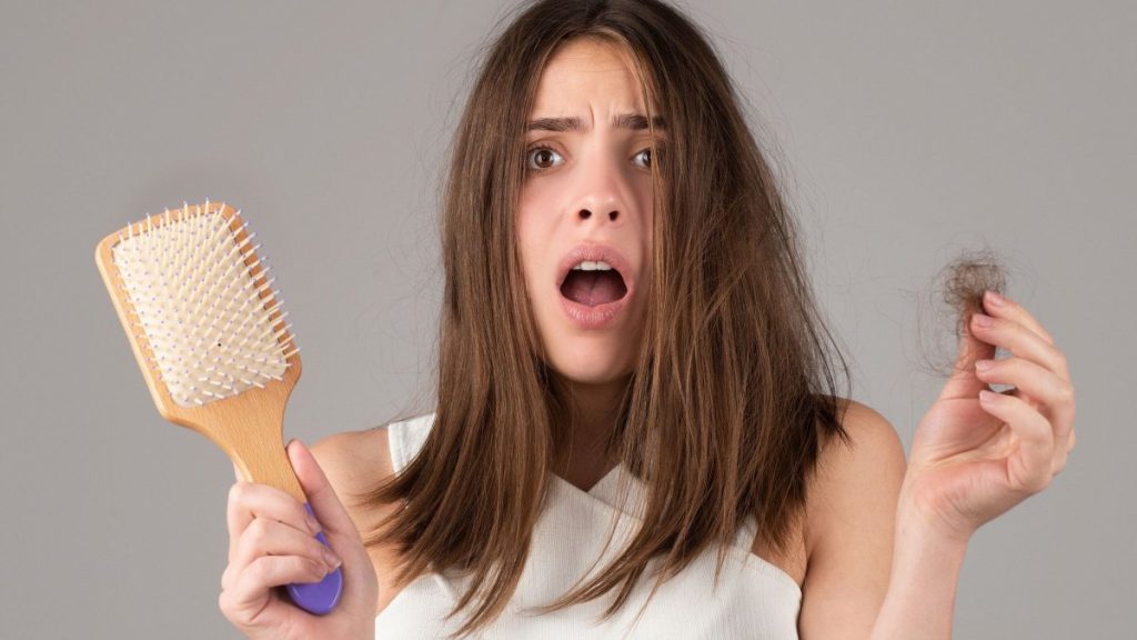 Τριχόπτωση: Αυτοί είναι οι βασικές αιτίες αραίωσης των μαλλιών