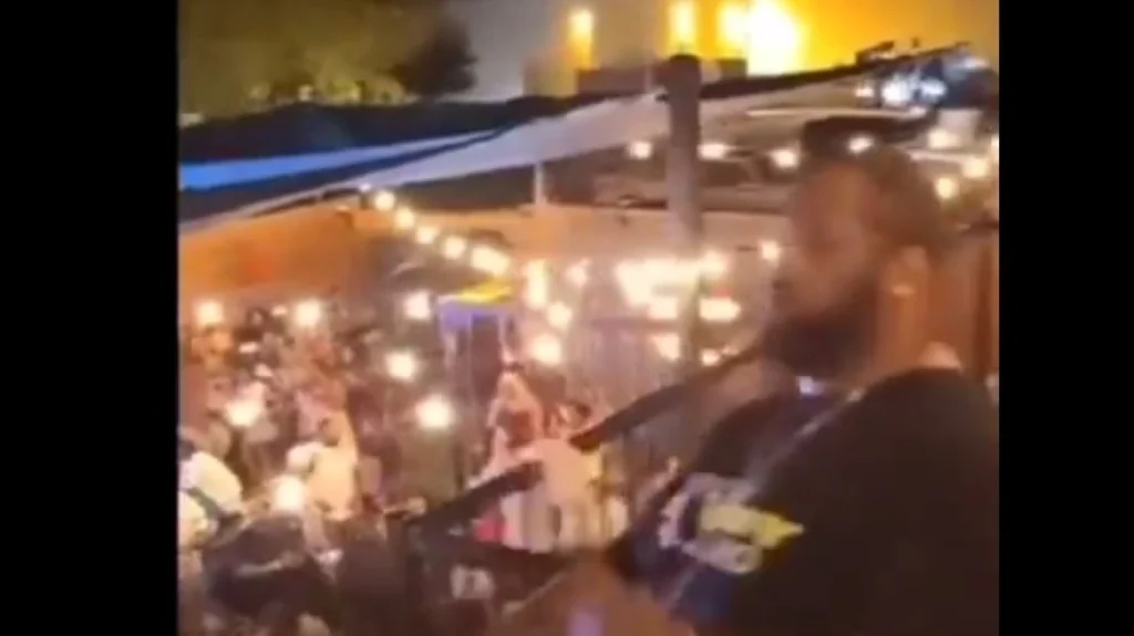 ΗΠΑ: 45χρονος ράπερ κατέρρευσε και κατέληξε στη σκηνή σε μπαρ στο Χιούστον (βίντεο)