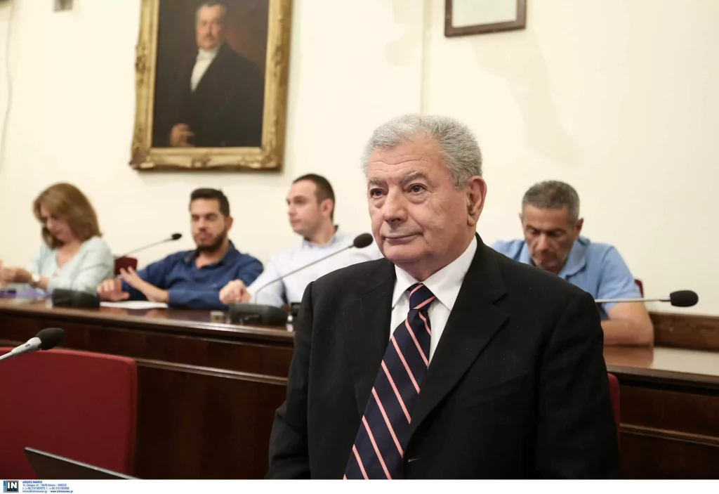Το ΠΑΣΟΚ αποσύρει την υποψηφιότητα Γλύκα μετά τα «πυρά» της συζύγου του Σ.Βαλυράκη