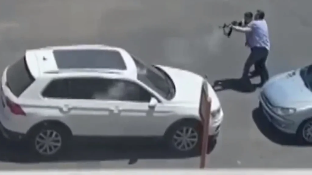 Τρόμος στην Τουρκία: 25χρονος σκότωσε την πρώην σύζυγο και τον πεθερό του στη μέση του δρόμου (βίντεο)