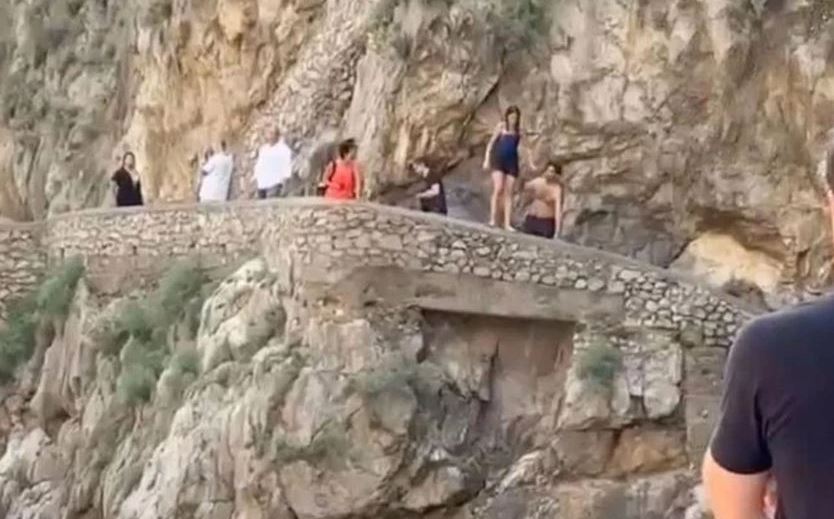 Ιταλία: Τουρίστρια έπεσε από τα βράχια κάνοντας βουτιά – Μία ώρα έκαναν να την απεγκλωβίσουν (βίντεο)