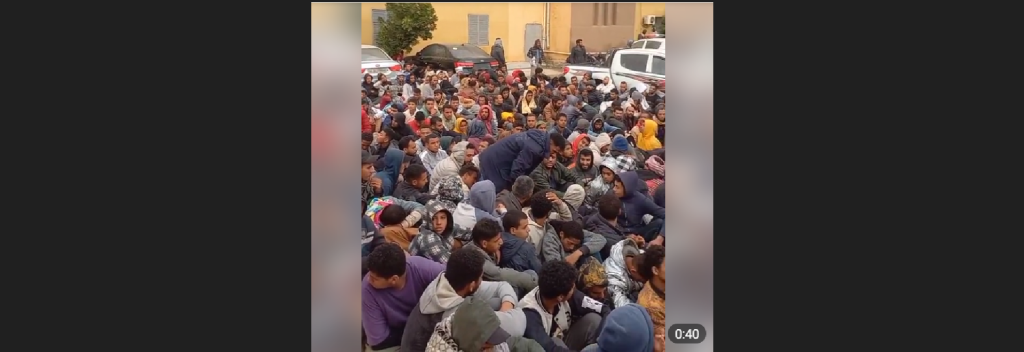 Εκατοντάδες παράνομοι μετανάστες σε ακτή της Λιβύης – Σε επιφυλακή το ελληνικό Λιμενικό (βίντεο)