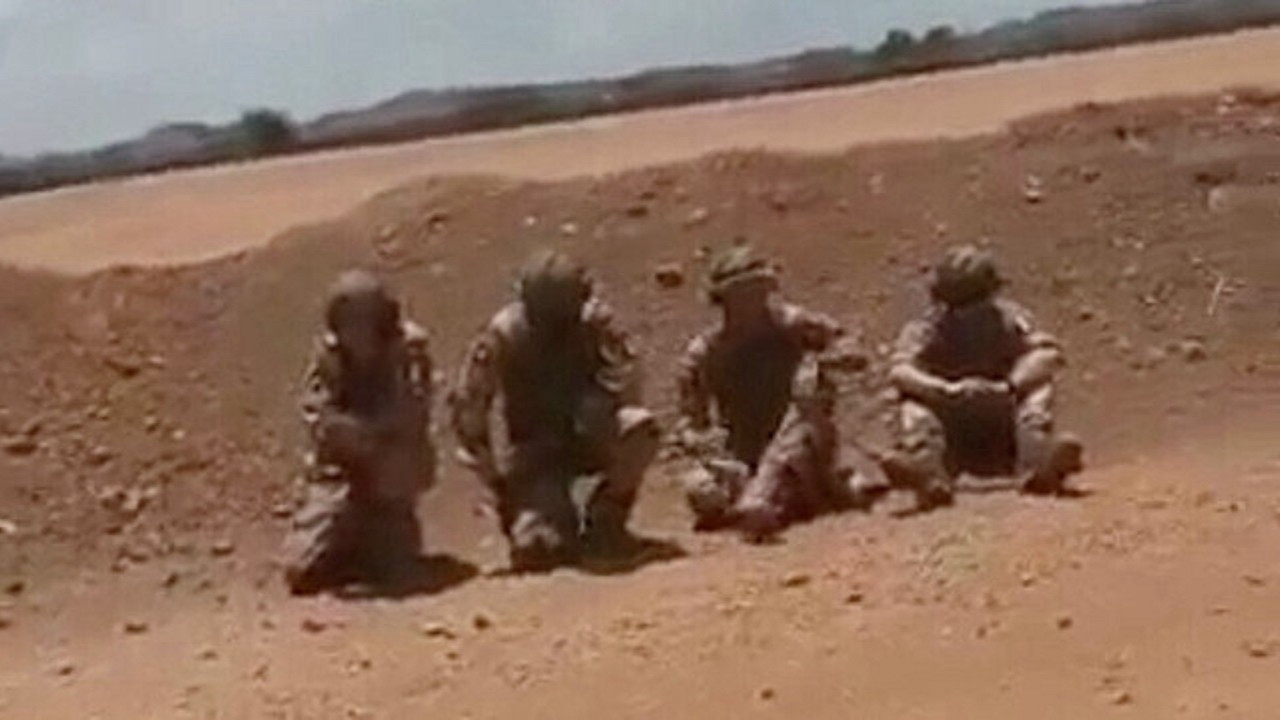 Γαλλικό στρατιωτικό «κάζο» από ενόπλους στο Τσαντ: Αφόπλισαν και συνέλαβαν στρατιώτες – Τους παράταξαν δίπλα -δίπλα (βίντεο)