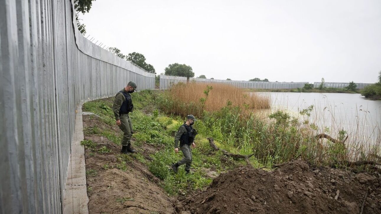 Έβρος: Ο τουρκικός στρατός συνοδεύει 110 παράνομους μετανάστες από νησίδα στα Μαράσια πίσω στην Τουρκία