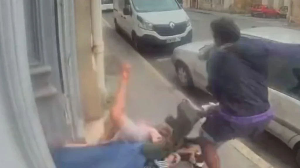 Γαλλία: Σάλος με βίντεο που δείχνει Αφρικανό να επιτίθεται σε 73χρονη γιαγιά και την εγγονή της