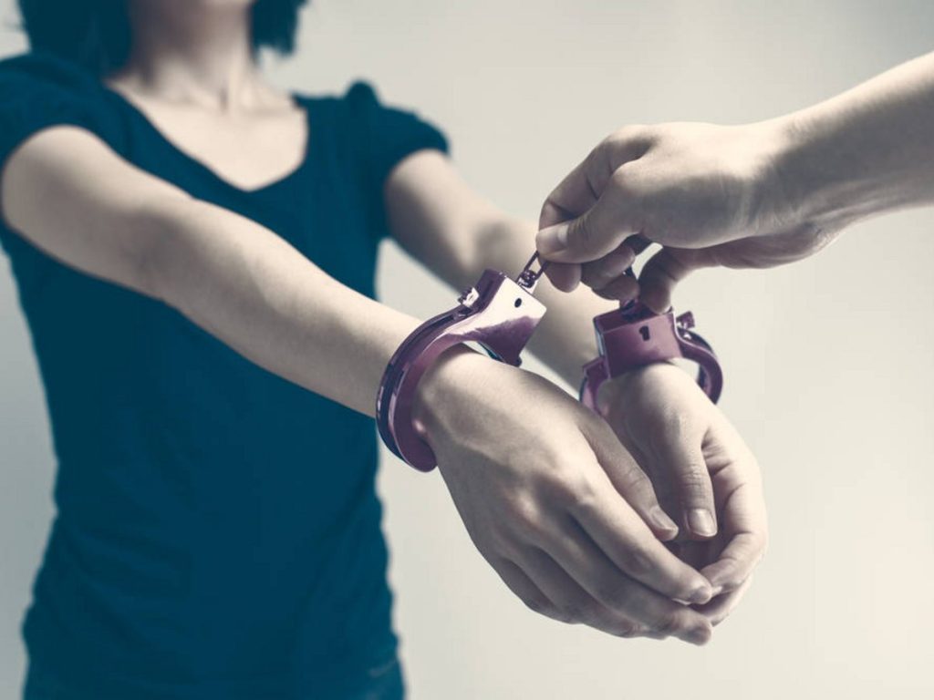 Κεφαλονιά: Συνελήφθη αλλοδαπή γυναίκα που άρπαξε 1.000 ευρώ από όχημα στο Αργοστόλι