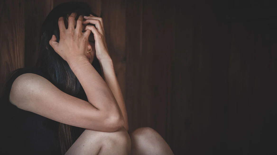 Συγκλονίζει η εξομολόγηση θύματος ενδοοικογενειακής βίας: «Τα μάτια του έλεγαν: Θα σε σκοτώσω»