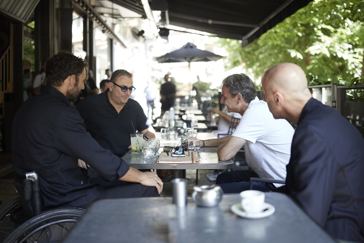 Για καφέ με τους Α.Ρέμο, Α.Τσαπατάκη και Γ.Μπρατάκο ο Κ.Μητσοτάκης στη Θεσσαλονίκη (φώτο)