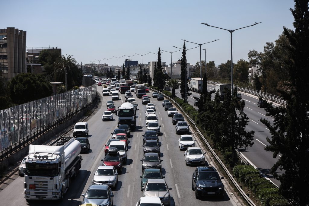 Κίνηση: Ουρές χιλιομέτρων στην Αθηνών – Κορίνθου
