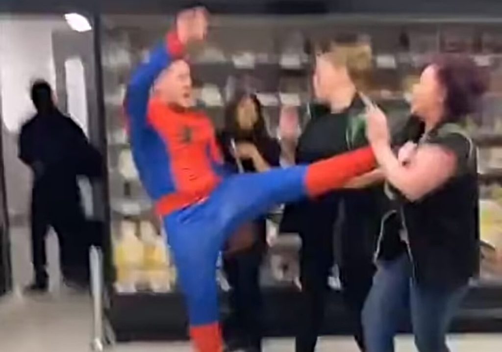 Λονδίνο: Μέλος συμμορίας ντύθηκε Spiderman χτύπησε υπάλληλο σούπερ μάρκετ και την άφησε αναίσθητη (βίντεο)
